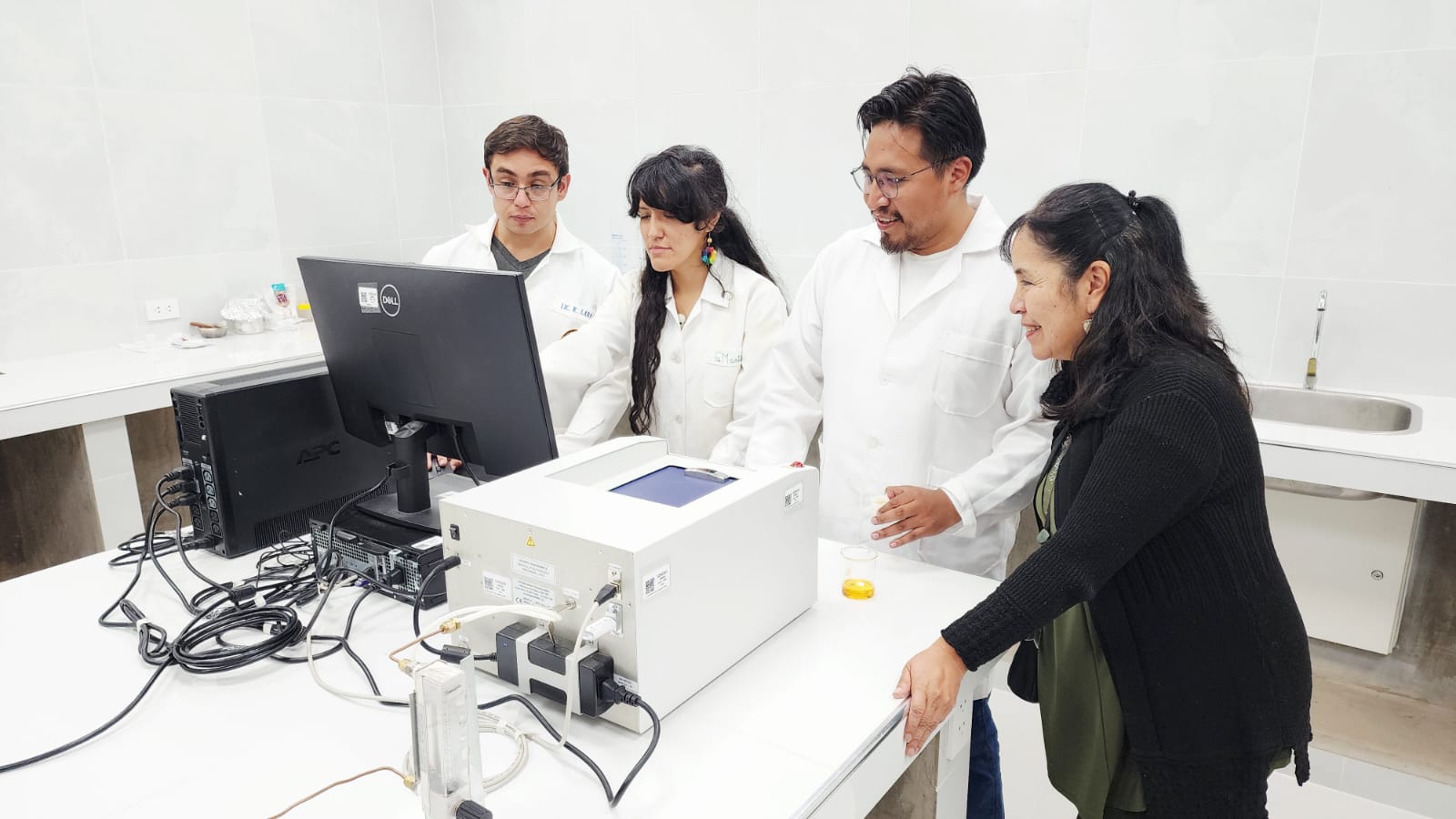 UMSA demuestra que puede evaluar los 16 parámetros de la gasolina y explica el rigor técnico del análisis